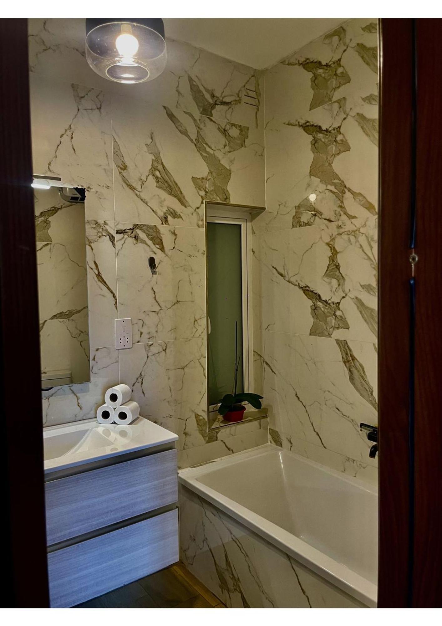 Airport Accommodation Bedroom With Bathroom Self Check In And Self Check Out Air-Condition Included Mqabba Экстерьер фото